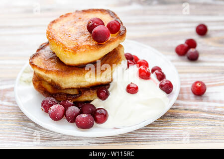 Crêpes aux fruits rouges et de crème sur une assiette. Chalet d'été de spécialités russes Banque D'Images