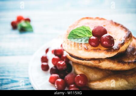 Crêpes à la crème et petits fruits. Délices de chalets d'été Banque D'Images