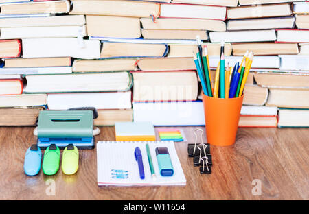 Accessoires de papeterie scolaire - l'ordinateur portable, modèle calligraphique pile avec support en plastique crayons, stylos, marqueurs, des trombones, des autocollants, des bloc-notes, avec l'affûteur s Banque D'Images