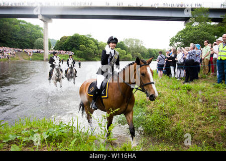 Galashiels, Scottish Borders, UK, le 29 juin 2019. Braw Lads' Day 2019, cavaliers fording la rivière Tweed au cours de la collecte de Lads Braw festival annuel à Abbotsford le 29 juin 2019 à Galashiels, Ecosse. Credit : Scottish Borders Media/Alamy Live News Banque D'Images