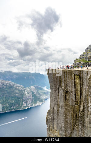 Preikestolen ou Prekestolen. Pulpit Rock, célèbre attraction touristique près de Stavanger. Vue sur Lysefjord, Norvège Banque D'Images