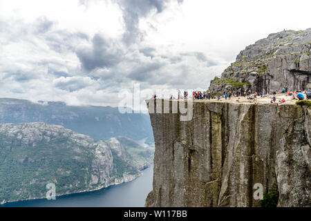 Preikestolen ou Prekestolen. Pulpit Rock, célèbre attraction touristique près de Stavanger. Vue sur Lysefjord, Norvège Banque D'Images