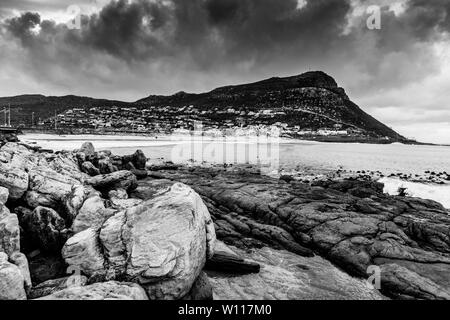 Approches d'une tempête sur l'Afrique du Sud, Glencairn's False Bay côte, près de Cape Town Banque D'Images