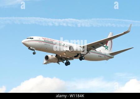Londres, Royaume-Uni - 03 août 2013 - Un Boeing 737-800 de Royal Air Maroc atterrit à l'aéroport d'Heathrow à Londres Banque D'Images