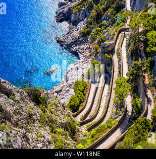 Via Krupp, Capri, Italie, le célèbre virage en épingle road sur une falaise rocheuse abrupte sur la mer bleue de la Méditerranée dans la baie de Naples Banque D'Images