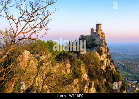 Guaita, le premier des trois tours de Saint-Marin, sur le sommet du mont Titano rock le lever du soleil, République de Saint-Marin Banque D'Images