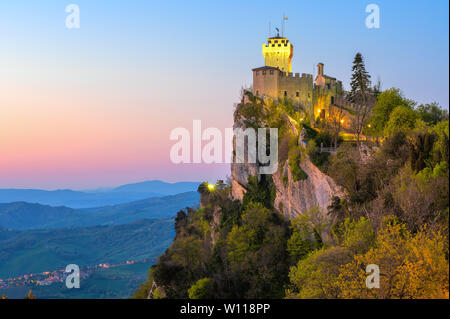 Cesta, le deuxième tour de Saint-Marin, sur le plus haut sommet du mont Titano rock en lever du soleil lumière, République de Saint-Marin. Banque D'Images