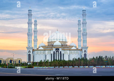 Astana, Kazakhstan, beau blanc Hazrat la mosquée Sultan, la plus grande mosquée d'Asie centrale, dans la lumière de soleil dramatiques Banque D'Images