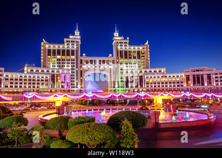 Astana, Kazakhstan, vue de la nuit de la ville illuminée pour célébrer son 20e anniversaire en tant que capitale du Kazakhstan Banque D'Images