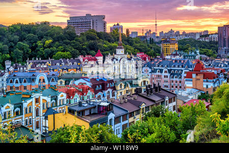 Kiev, Ukraine, le quartier d'Vozdvyzhenka dans le centre-ville historique sur sunset dramatiques Banque D'Images