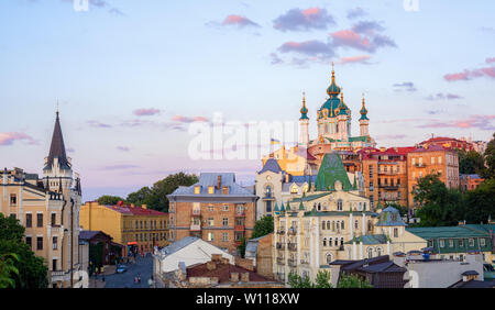 Kiev, Ukraine, descente Andriyivskyy street et les dômes de St Andrew's Church en vieille ville historique Banque D'Images