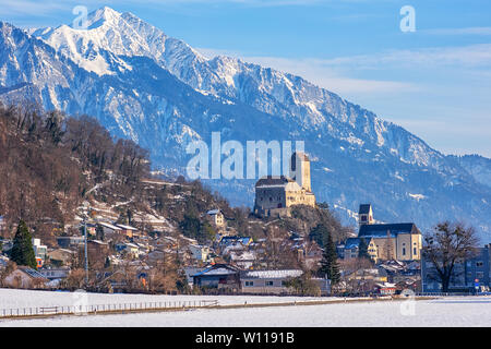 Sargans ville avec son célèbre château médiéval et la neige pics des Alpes en arrière-plan, canton de St-Gall, Suisse Banque D'Images