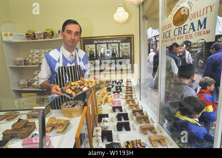 Fudge traditionnel et d'autres confiseries shop. Bideford, Devon. Angleterre, Royaume-Uni. Circa 1990 Banque D'Images