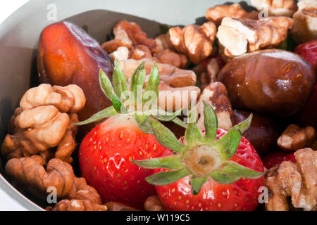 Fruits et café dans le bol. Les aliments riches en vitamines Banque D'Images