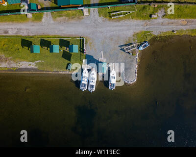 Vue aérienne de la route dans le village avec des belvédères et la route dans les montagnes de l'Altaï sur la rive du lac Teletskoye avec trois bateau amarré près de th Banque D'Images