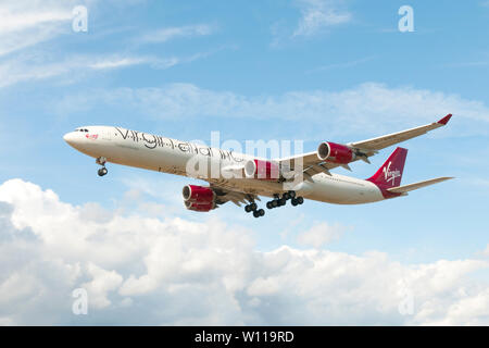 Heathrow, Angleterre - le 29 juin 2019 - L'Airbus A340 de Virgin Atlantic atterrit à l'aéroport d'Heathrow à Londres Banque D'Images