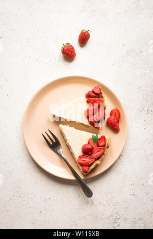 Gâteau au fromage avec des fraises fraîches pour le dessert - gâteau au fromage dessert de fruits d'été bio, copiez l'espace, vue d'en haut. Gâteau fromage maison. Banque D'Images
