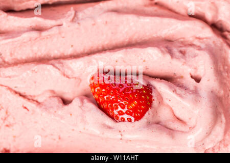 Des glaces : salon de crème glacée aux fraises crème dans la fenêtre de l'icecreamshop. Véritable crème glacée comestibles - aucun ingrédient artificiel utilisé Banque D'Images