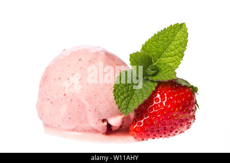 Une boule de glace à la fraise - strawberry et menthe isolé sur fond blanc. Véritable crème glacée comestibles - aucun ingrédient artificiel utilisé Banque D'Images