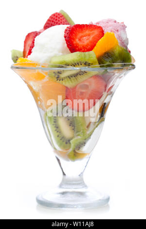 Un fruit cup isolé sur fond blanc. Véritable crème glacée comestibles - aucun ingrédient artificiel utilisé Banque D'Images