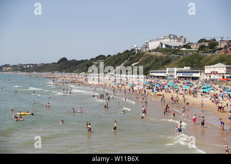 Les gens profiter du soleil et temps chaud sur la plage de Bournemouth. Banque D'Images