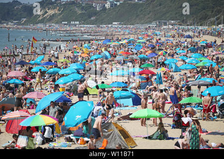 Les gens profiter du soleil et temps chaud sur la plage de Bournemouth. Banque D'Images