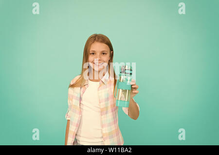 Le bonheur de la petite enfance. les petites filles avec cheveux parfaits. petit enfant de la mode. Happy little girl. sensation de soif. enfant boire de l'eau. De la beauté et de la mode. Enfants International 24. Aimant son nouveau style. Banque D'Images