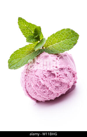 Une boule de crème glacée de fruits sauvages recouvertes de feuilles de menthe. Véritable crème glacée comestibles - aucun ingrédient artificiel utilisé Banque D'Images