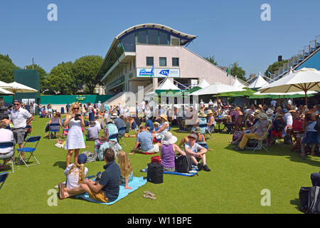 Eastbourne, Royaume-Uni. 29 juin 2019. Temps parfait pour regarder le tennis, si peut-être un peu chaud pour jouer - à Nature Valley International tennis dans le Devonshire Park. Banque D'Images