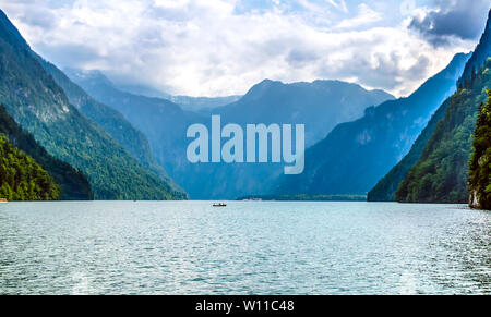 Belle vue sur Konigssee (Königssee, Koenigssee, Königsee, Königsee, Koenigsee Konig) lac. Église Saint Barthélémy (Bartholoma, Bartholomae). Berch Banque D'Images