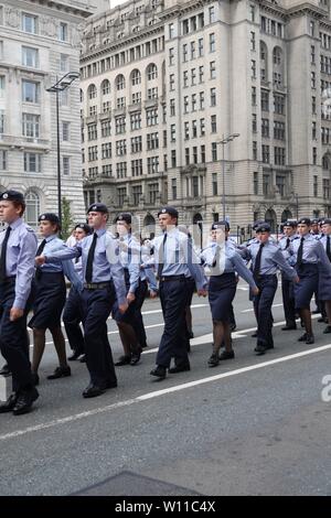 Liverpool, UK, 29 juin 2019. Les anciens combattants et les membres des Forces armées britanniques en mars à la ville de Liverpool sur les Forces armées 2019 Day Parade. Credit : Ken Biggs/Alamy Live News. Banque D'Images