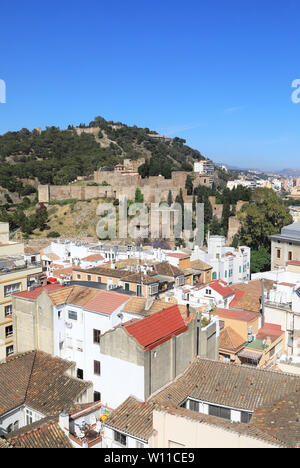 Vue sur la ville de Malaga, vers le Castillo de Gibralfaro, depuis le toit de la Cathédrale, en Espagne, en Europe Banque D'Images