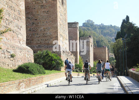 Randonnée à vélo passé les murs de l'historique château de Gibralfaro, dans la ville de Malaga, Espagne, Europe Banque D'Images