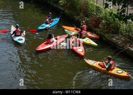 Londres, Royaume-Uni. 29 juin 2019. Météo France : Les gens se rafraîchir en prenant part dans le kayak sur le Regent's Canal. Les températures sont appelées à progresser au 35C sur la journée la plus chaude de l'année jusqu'à présent. Crédit : Stephen Chung / Alamy Live News Banque D'Images