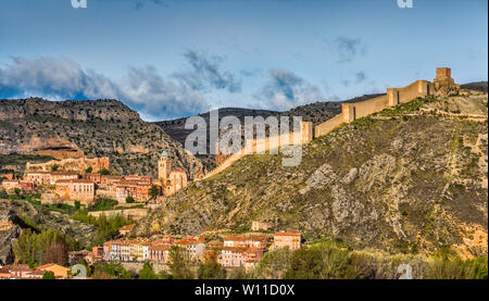 La ville, mur médiéval défensif au lever du soleil à Albarracin, la Sierra de Albarracin, province de Teruel, Aragon, Espagne Banque D'Images