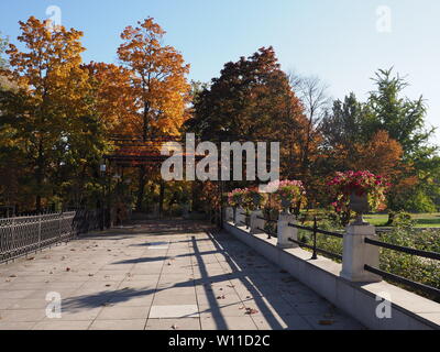 Jardin paysage avec alley à Varsovie, capitale européenne de la Pologne en octobre 2018 sur Banque D'Images