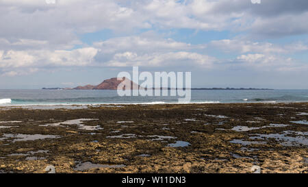 L'île de Lobos vu depuis le village de Corralejo, Fuerteventura, Îles Canaries Banque D'Images