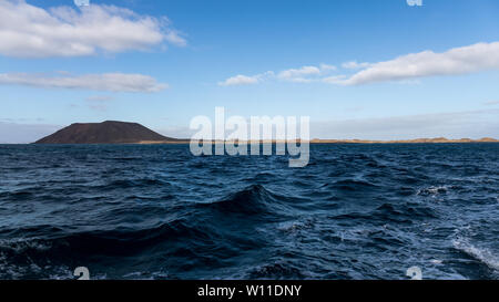 L'île de Lobos comme vu de la mer dans le voyage vers le village de Corralejo, Fuerteventura, Îles Canaries Banque D'Images