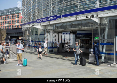 La gare de Blackfriars, Queen Victoria Street, London, UK Banque D'Images