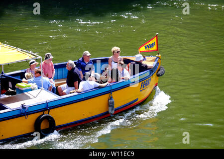 Bristol, Royaume-Uni, 29 juin 2019. Les températures sont appelées à atteindre 28 degrés C à Bristol aujourd'hui. Les gens se diriger vers le port et fontaines pour trouver un peu de répit de la chaleur. Crédit : Mr Standfast/Alamy Live News Banque D'Images