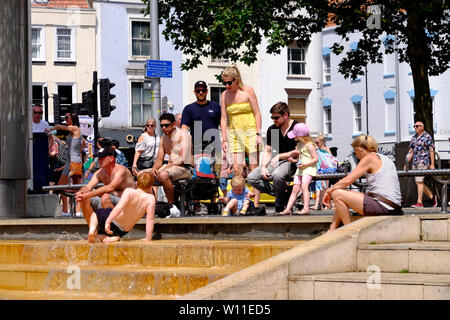 Bristol, Royaume-Uni, 29 juin 2019. Les températures sont appelées à atteindre 28 degrés C à Bristol aujourd'hui. Les gens se diriger vers le port et fontaines pour trouver un peu de répit de la chaleur. Crédit : Mr Standfast/Alamy Live News Banque D'Images