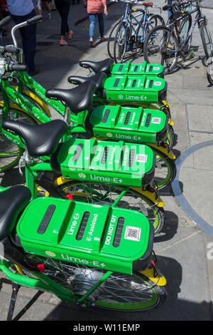 Programme de location de vélos électriques Lime-E dans le centre de Londres Banque D'Images