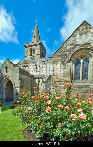 ST ANDREWS FIFE ECOSSE LE JARDIN DE L'ÉGLISE HOLY TRINITY EN ÉTÉ avec de belles roses Banque D'Images