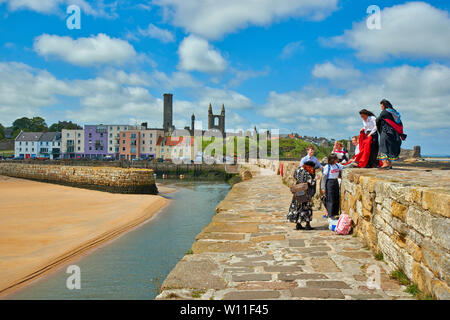 ST ANDREWS FIFE ECOSSE LA JETÉE ET LES ÉTUDIANTS SUR LE MUR AU DÉBUT DE L'ÉTÉ Banque D'Images