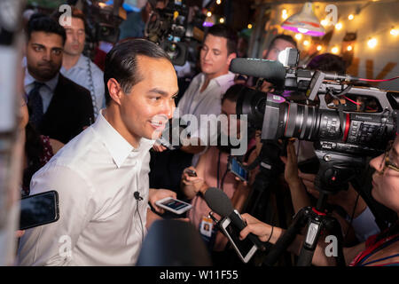 Austin, Texas, États-Unis. 28 juin 2019. Le président américain, candidat Julian Castro de San Antonio parle à un journaliste de télévision à un collecteur de fonds payés deux jours après le premier débat présidentiel démocratique de 2019. Castro et le Texas Beto challenger O'Rourke a tenu des événements concurrents dans le même temps, à environ un mille de distance. Credit : Bob Daemmrich/Alamy Live News Banque D'Images