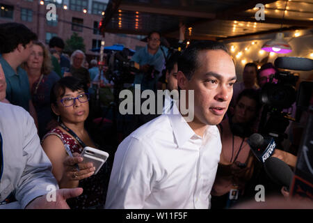 Austin, Texas, États-Unis. 28 juin 2019. Le président américain, candidat Julian Castro de San Antonio parle à un journaliste de télévision à un collecteur de fonds payés deux jours après le premier débat présidentiel démocratique de 2019. Castro et le Texas Beto challenger O'Rourke a tenu des événements concurrents dans le même temps, à environ un mille de distance. Credit : Bob Daemmrich/Alamy Live News Banque D'Images