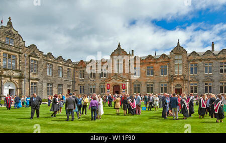 ST ANDREWS FIFE ECOSSE DIPLÔME UNIVERSITAIRE DES ÉTUDIANTS SUR LA PELOUSE À L'EXTÉRIEUR DE ST SALVATORS COLLEGE EN ÉTÉ Banque D'Images
