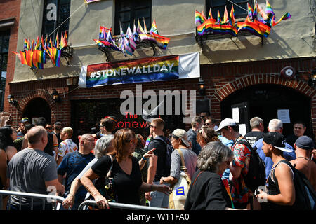Les gens se rassemblent pour un événement marquant le 50e anniversaire de la révolte de Stonewall Inn à New York le 28 juin 2019. Banque D'Images