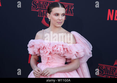 Santa Monica, États-Unis. 28 Juin, 2019. SANTA MONICA, LOS ANGELES, CALIFORNIE, USA - Le 28 juin : actrice Millie Bobby Brown porter Rodarte arrive à la première mondiale de la 'Stranger Netflix choses' Saison 3 tenue à Santa Monica High School le 28 juin 2019 à Santa Monica, Los Angeles, Californie, États-Unis. (Photo par Xavier Collin/Image Crédit : Agence de Presse) L'agence de presse Image/Alamy Live News Banque D'Images