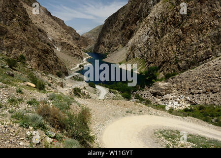 Le magnifique lac sept trekking destination. Vue sur le lac numéro un de la montagnes du ventilateur au Tadjikistan, en Asie centrale. Banque D'Images